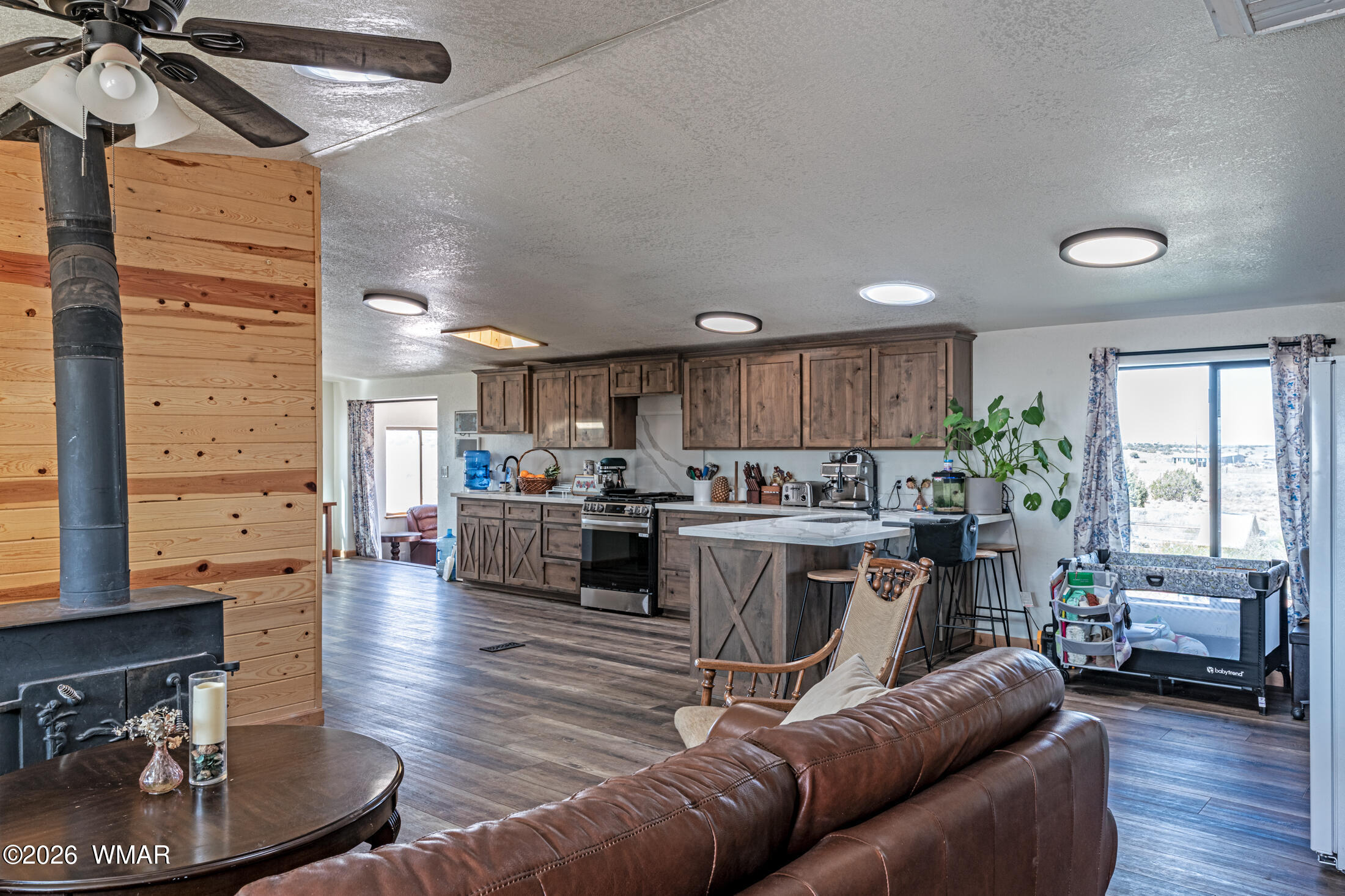 8886 Miller Trail Snowflake, AZ 85937 - Photo 3 of 23 Living Room/Kitchen