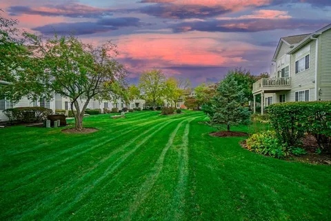 $329,000 | 513 Green Bridge Lane, Unit B, Prospect Heights, IL 60070