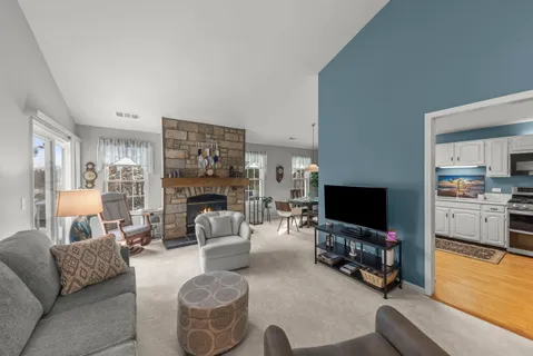 $329,000 | 513 Green Bridge Lane, Unit B, Prospect Heights, IL 60070