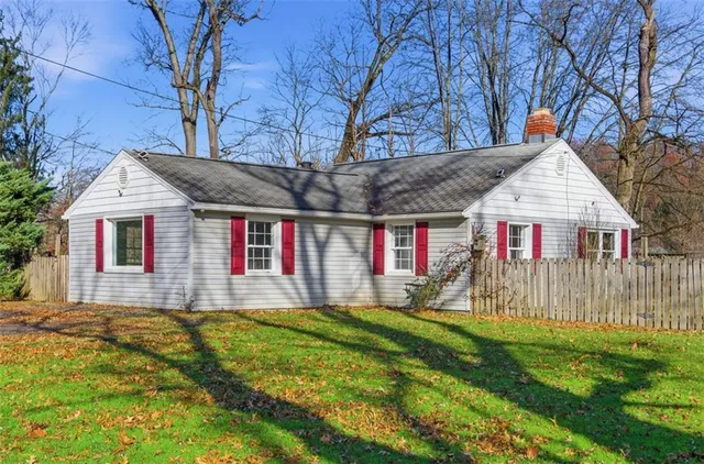 a view of residential houses with yard and green space