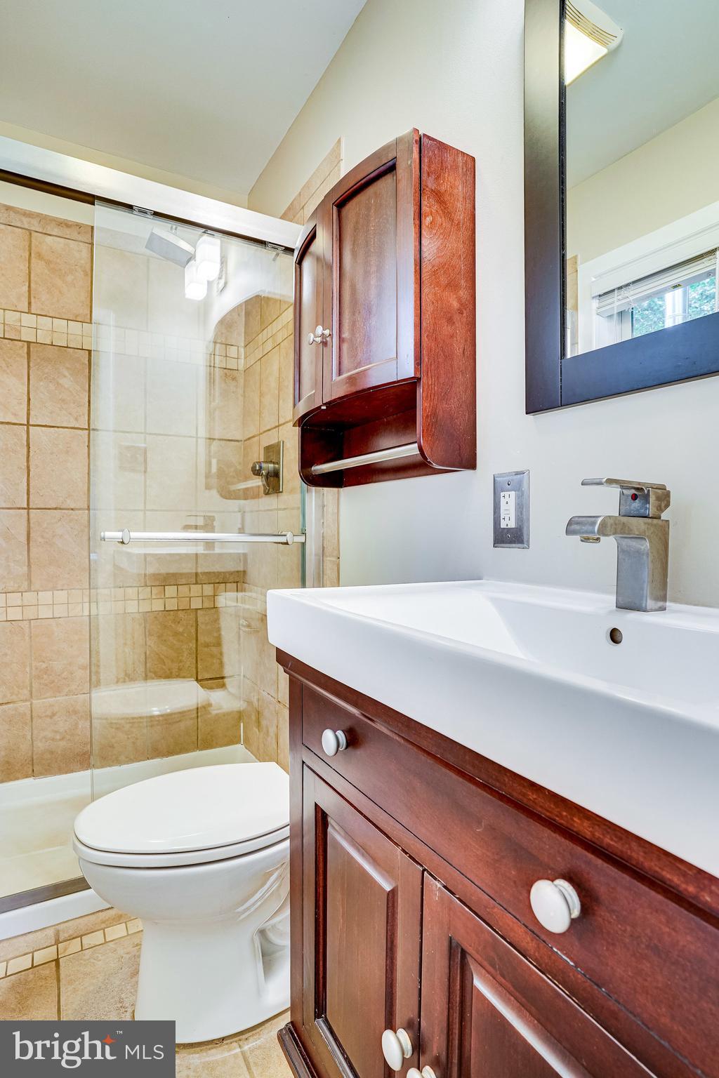 8617 Kerry Lane Springfield, VA 22152 - Photo 30 of 59 Primary Bedroom En-Suite Full Bathroom
