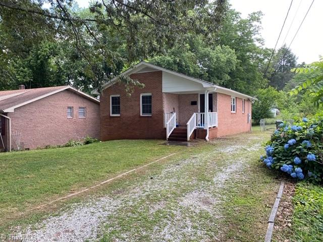 335 Leonard Road Mount Airy, NC 27030 - Photo 2 of 25 Pull into the drivewy!