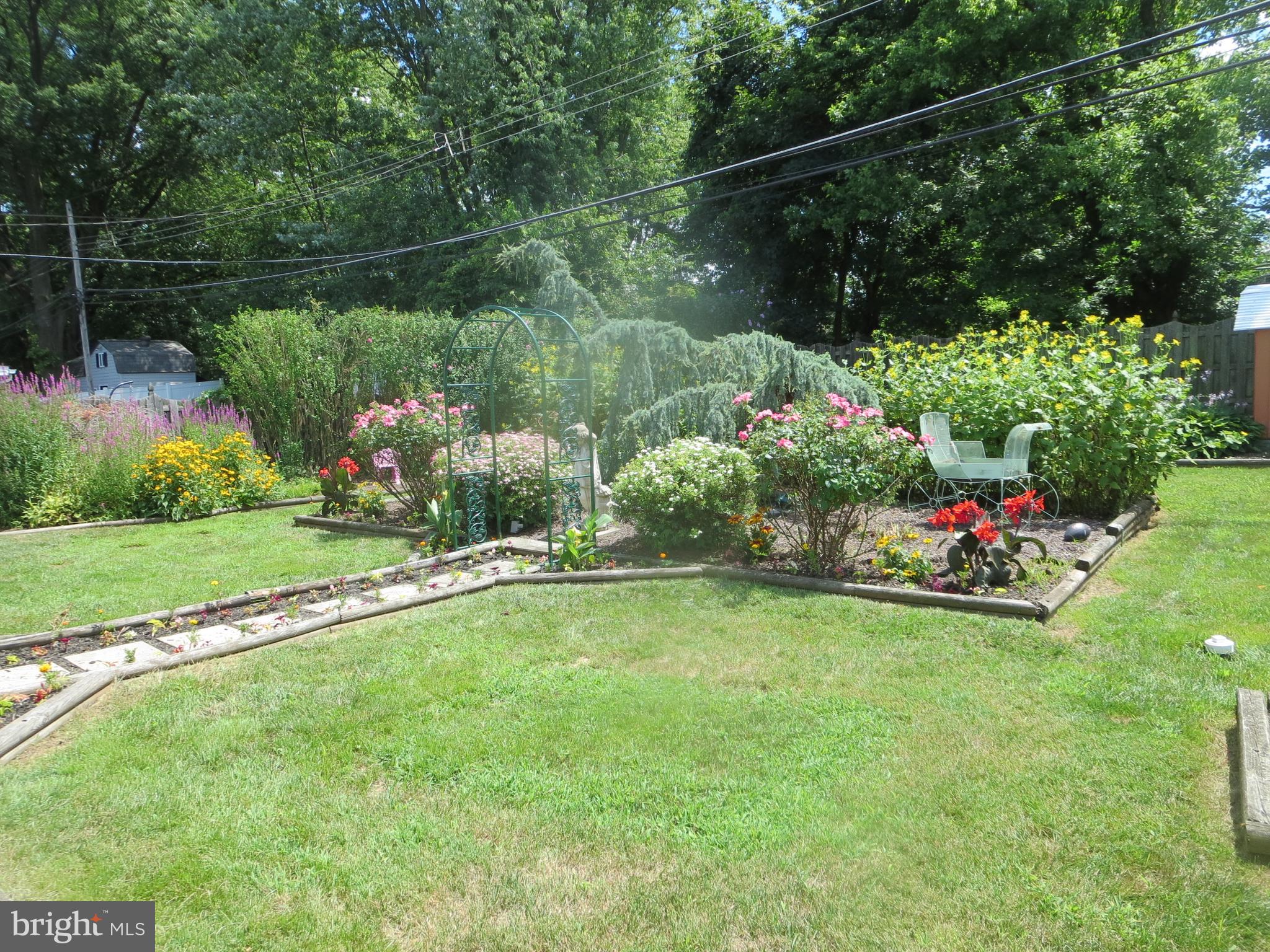 52 Hollow Road Levittown, PA 19056 - Photo 4 of 51 Exterior Rear Back Yard