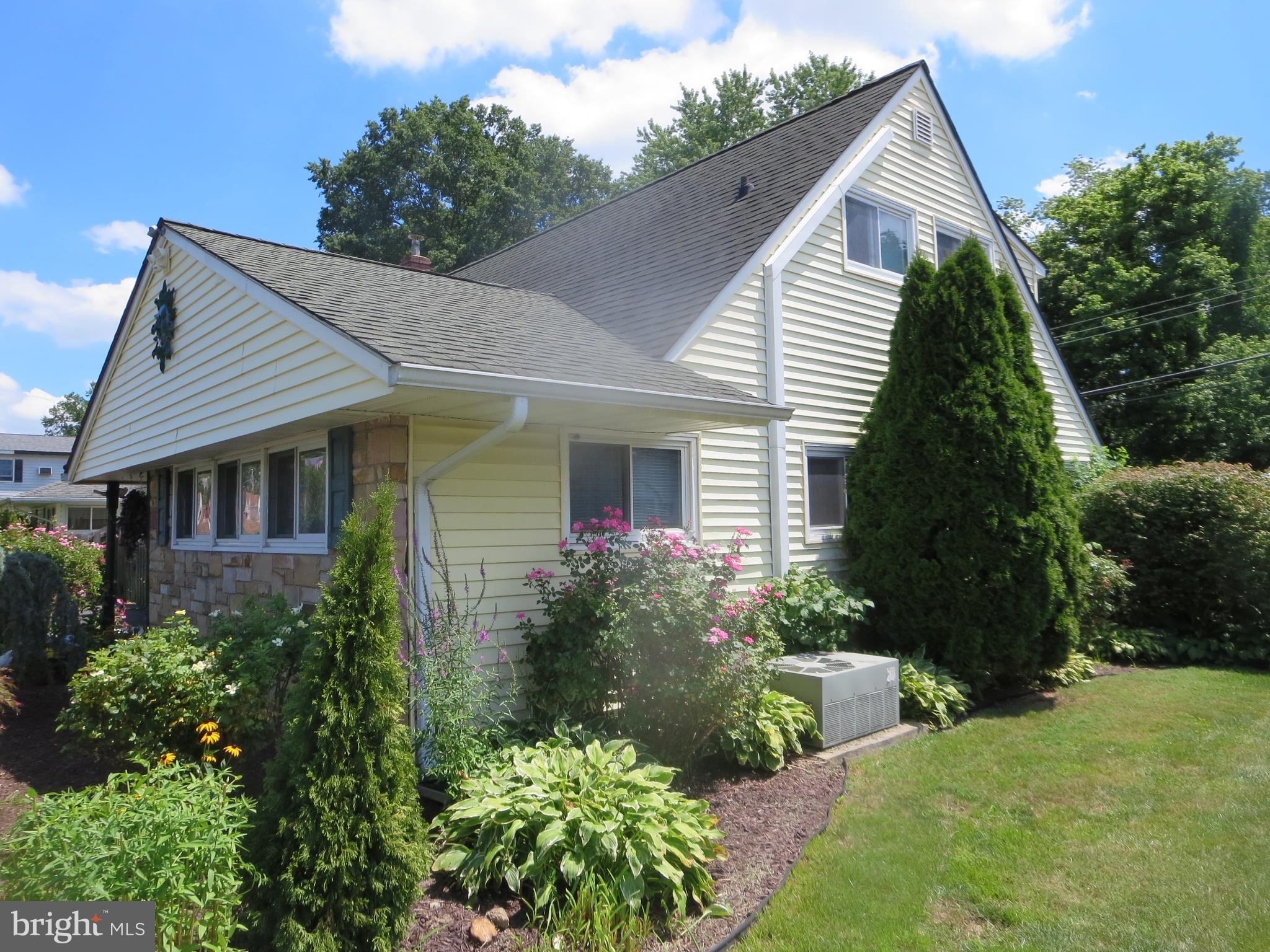 52 Hollow Road Levittown, PA 19056 - Photo 9 of 51 Exterior Right Side