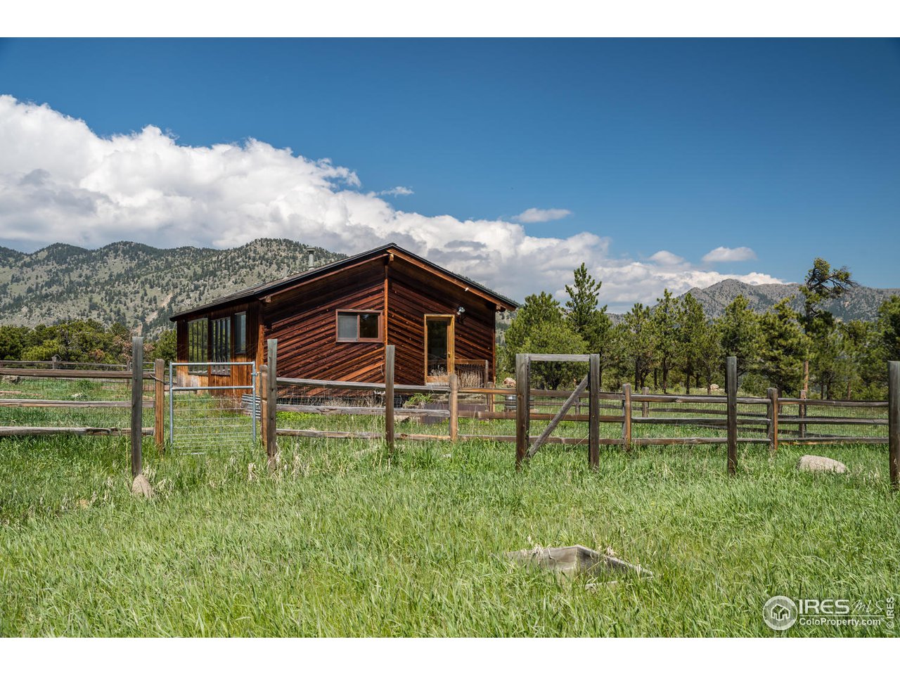 112 Deer Trail Road Boulder, CO 80302 - Photo 2 of 34 a backyard of a house with lots of green space