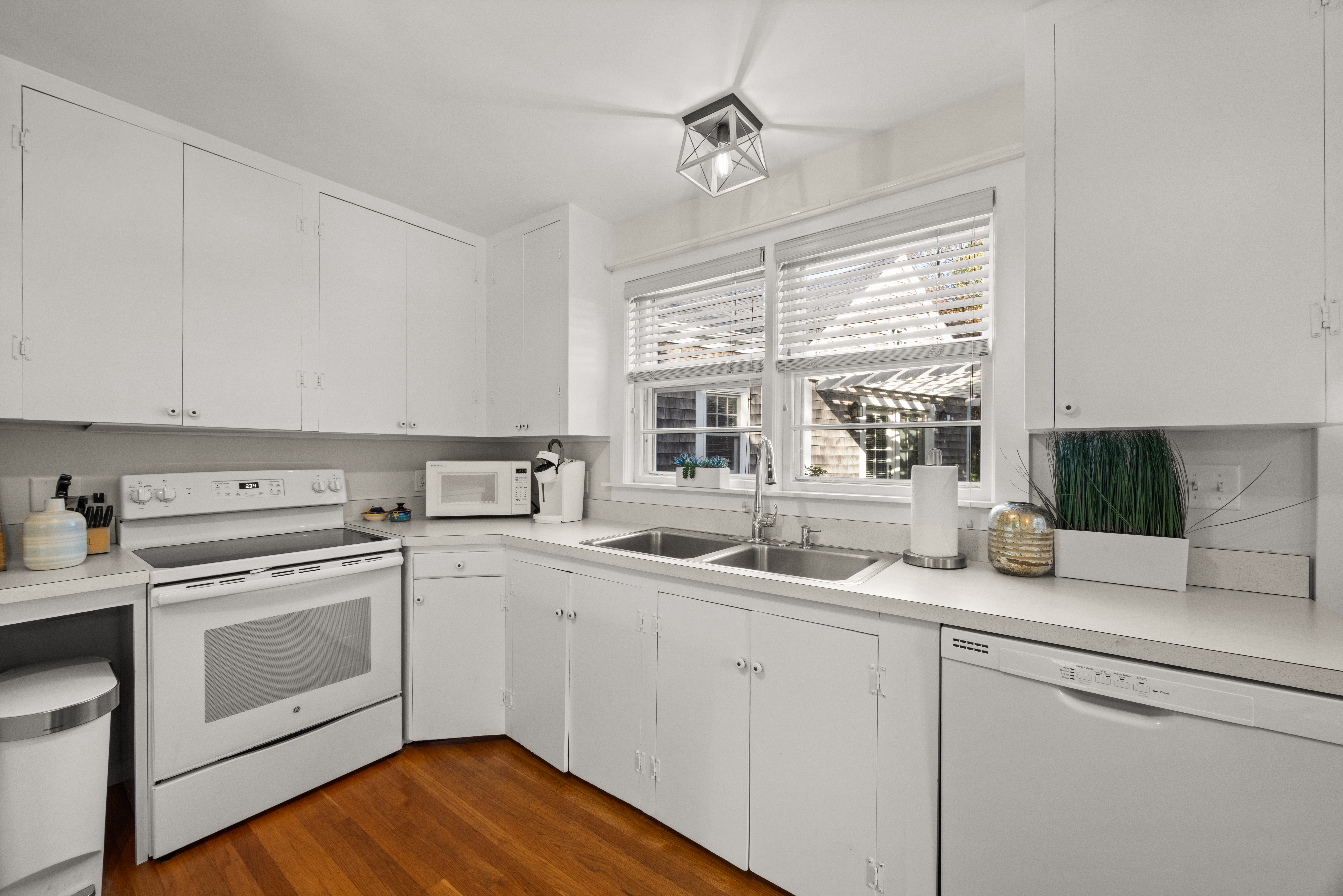 13 Planting Field Way Edgartown, MA 02539 - Photo 14 of 46 Cheery kitchen...