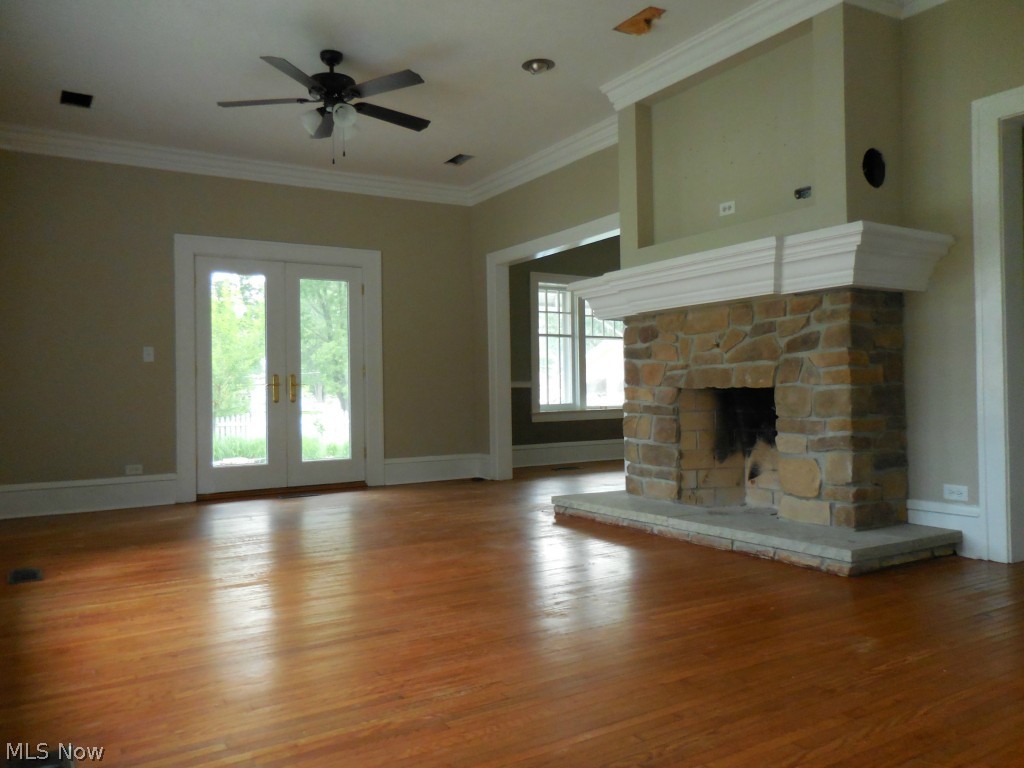 6870 York Road Parma Heights, OH 44130 - Photo 12 of 17 Living Room
