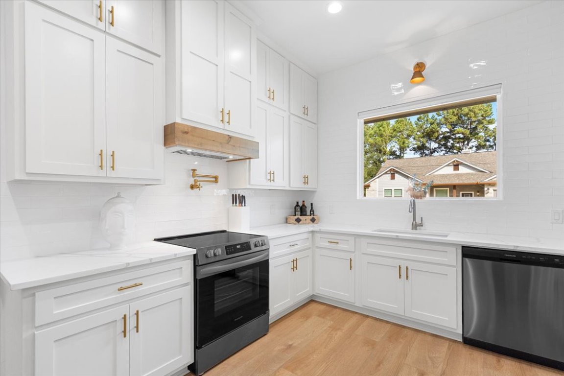 133 Lake Point Way Bastrop, TX 78602 - Photo 11 of 34 a kitchen with appliances cabinets and a window