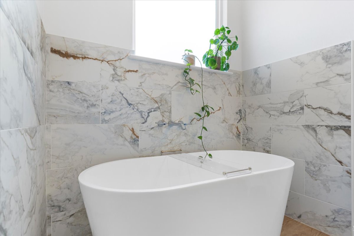 133 Lake Point Way Bastrop, TX 78602 - Photo 19 of 34 a white bath tub with a shower