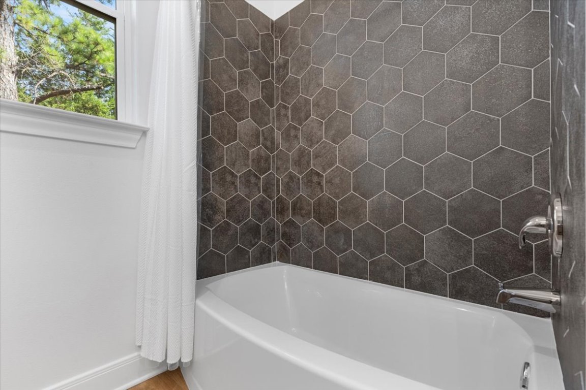 133 Lake Point Way Bastrop, TX 78602 - Photo 25 of 34 a bathroom with a bathtub