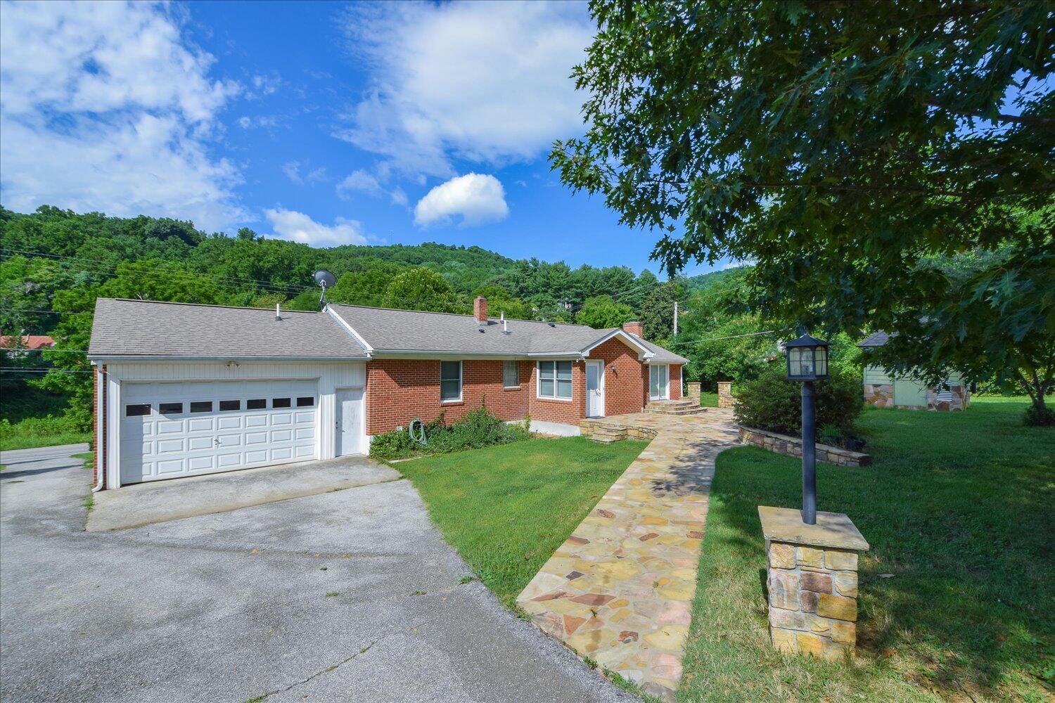 6441 Roselawn Road Roanoke, VA 24018 - Photo 16 of 31 16-6441 Roselawn-16