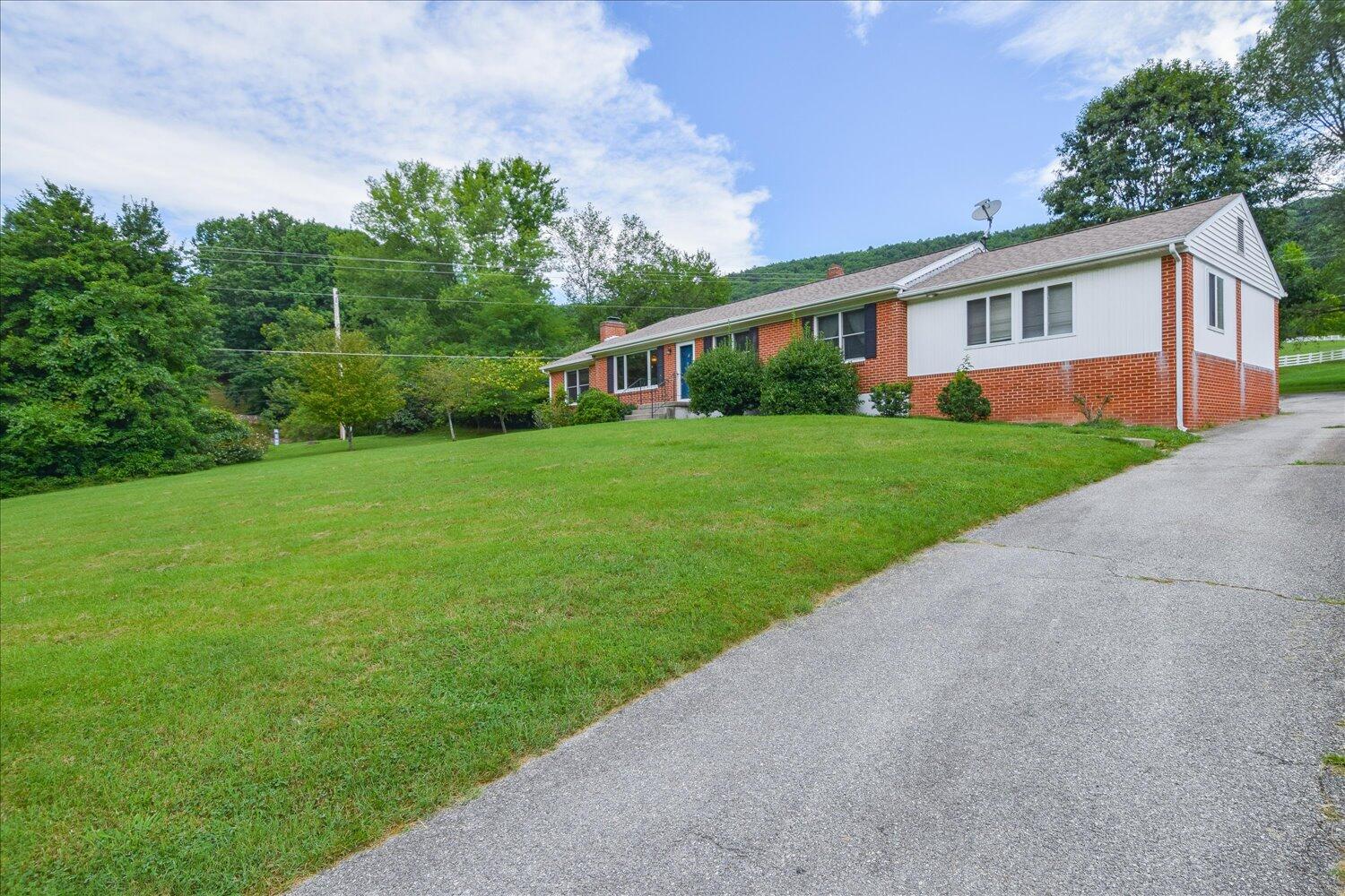 6441 Roselawn Road Roanoke, VA 24018 - Photo 18 of 31 18-6441 Roselawn-18