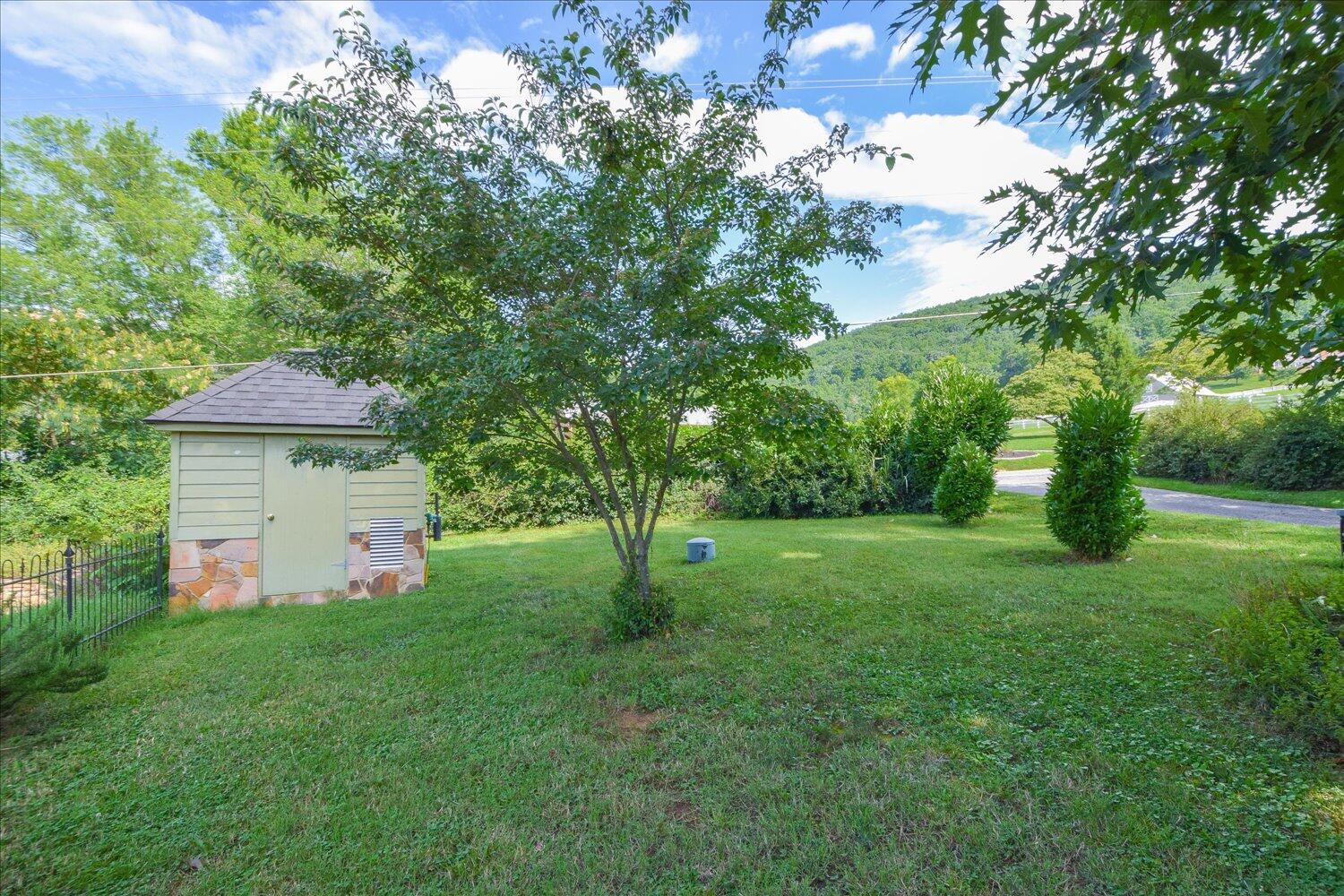 6441 Roselawn Road Roanoke, VA 24018 - Photo 23 of 31 23-6441 Roselawn-23