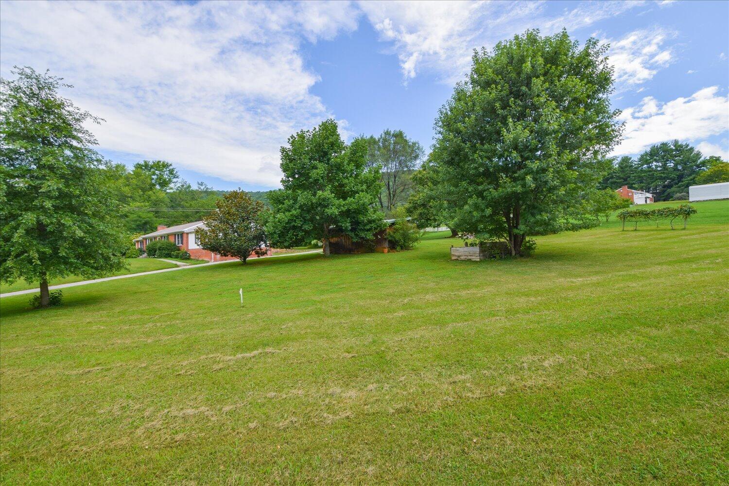 6441 Roselawn Road Roanoke, VA 24018 - Photo 25 of 31 25-6441 Roselawn-25
