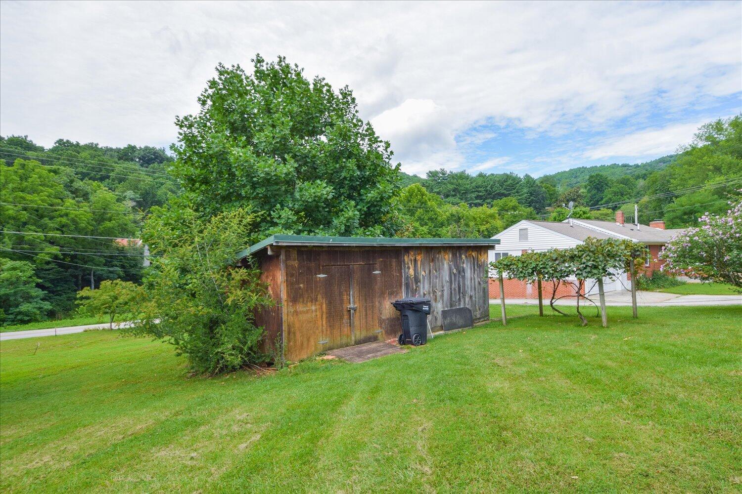 6441 Roselawn Road Roanoke, VA 24018 - Photo 27 of 31 27-6441 Roselawn-27