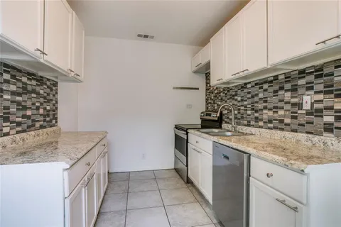 $275,000 | 818 East Woodin Boulevard, Dallas, TX 75216
