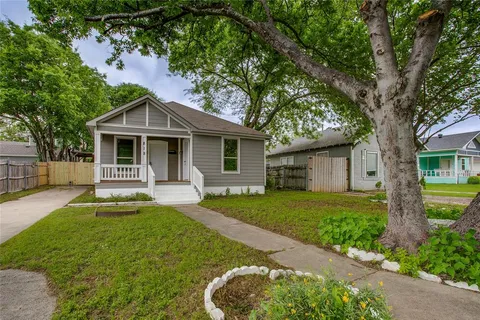 $275,000 | 818 East Woodin Boulevard, Dallas, TX 75216