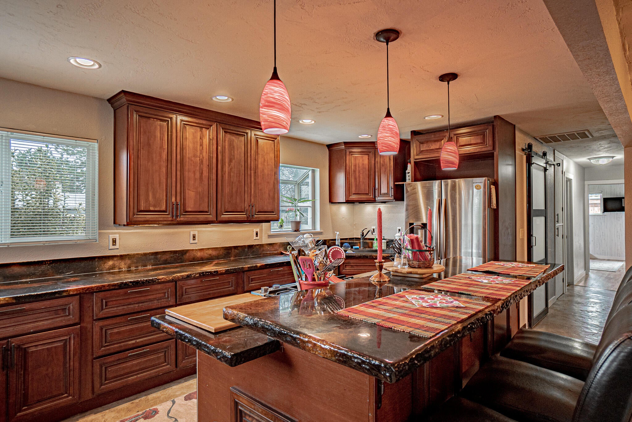 100 Princess Way Central Point, OR 97502 - Photo 10 of 68 Raised Breakfast Bar