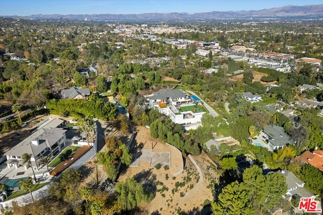 a view of residential houses with outdoor space