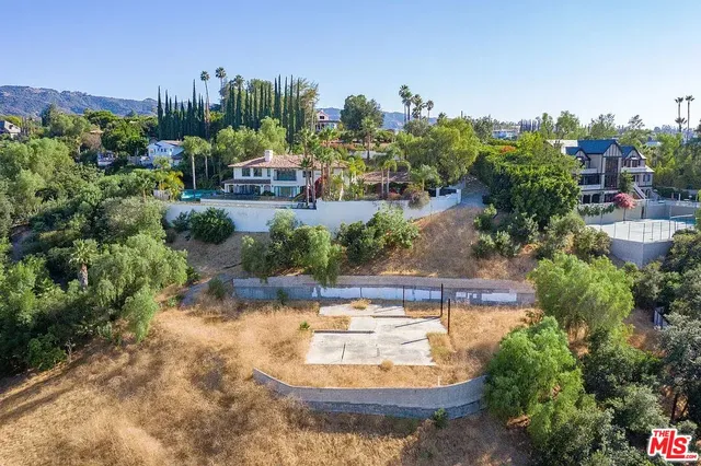 a view of a water fountain