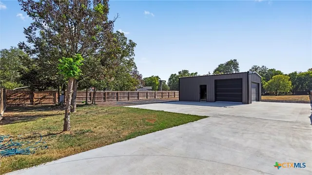 a view of a backyard