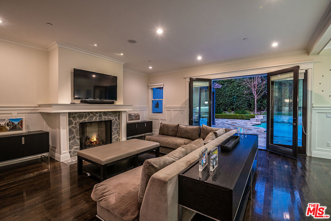 10161 Valley Spring Lane Toluca Lake, CA 91602 - Photo 11 of 44