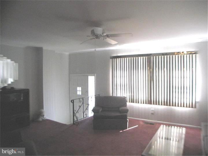 12106 Medford Road Philadelphia, PA 19154 - Photo 2 of 18 Living Room