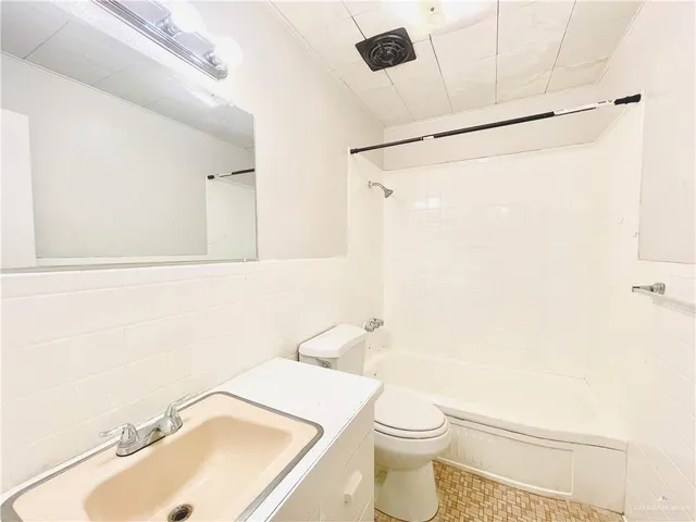 $995,000 | 1120 Valley View Drive, Weslaco, TX 78596