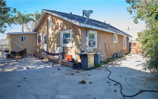 a view of a house with backyard