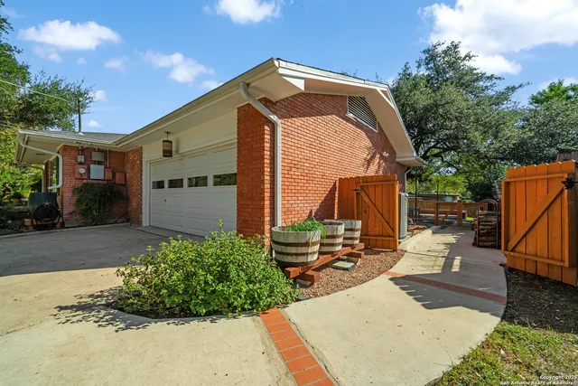 $475,000 | 120 Herweck Drive, Castle Hills, TX 78213