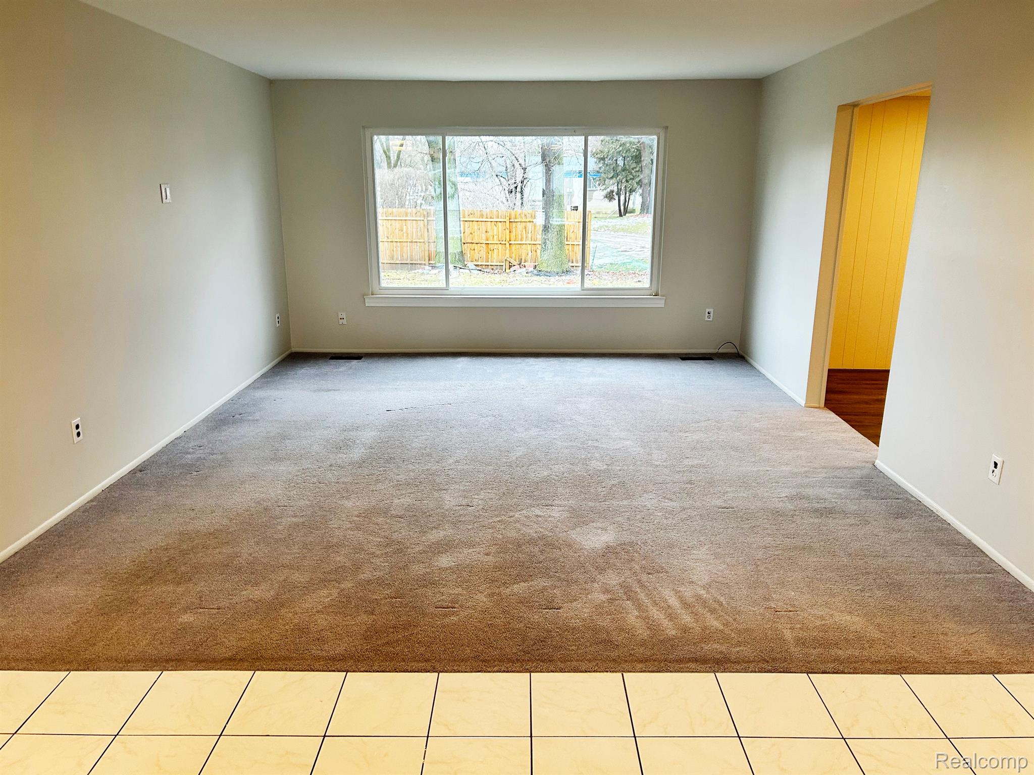 16390 Rutherland Street East Southfield, MI 48076 - Photo 11 of 28 Large Living Room