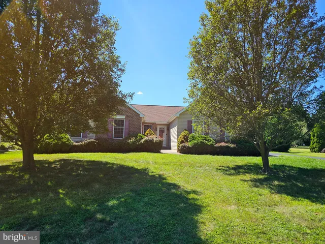 a view of a yard with a house