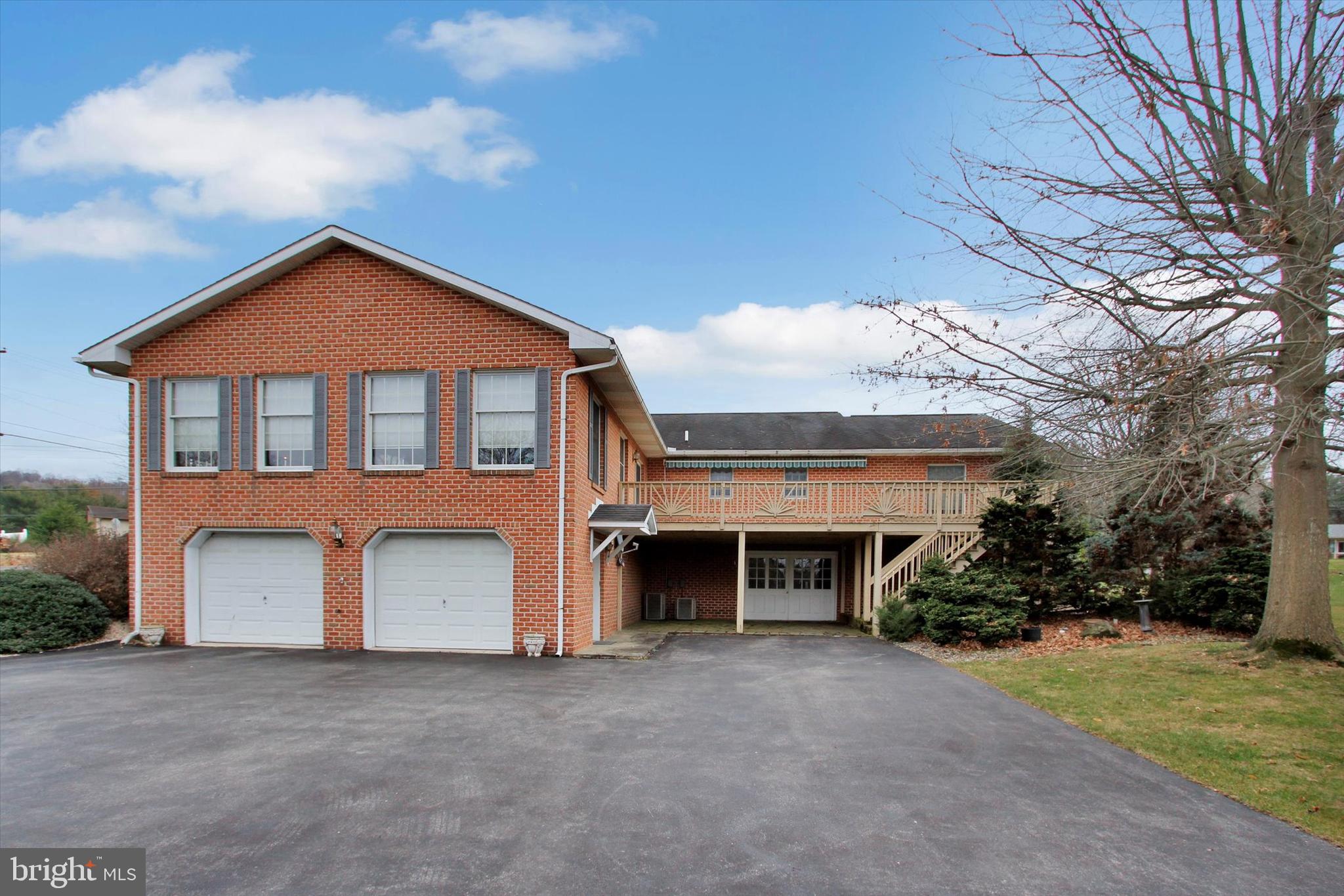 11445 Old Forge Road Waynesboro, PA 17268 - Photo 3 of 42 Extra Large Deck w retractable awning.
