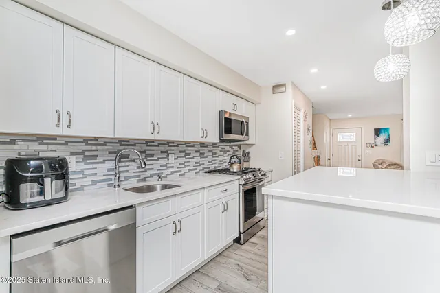 $649,999 | 22 Charleston Avenue | Rossville