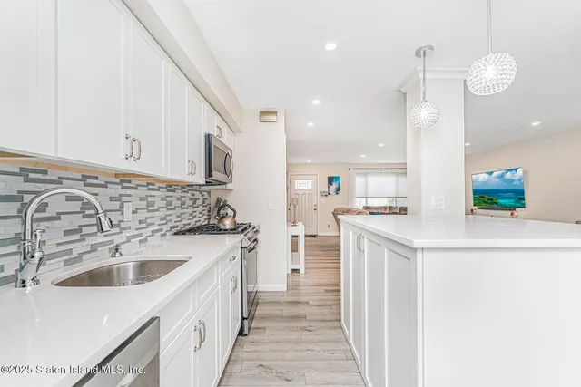 $649,999 | 22 Charleston Avenue | Rossville