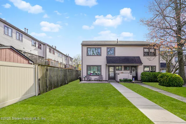 $649,999 | 22 Charleston Avenue | Rossville