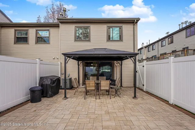 $649,999 | 22 Charleston Avenue | Rossville