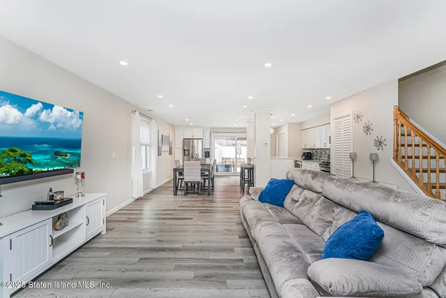 $649,999 | 22 Charleston Avenue | Rossville