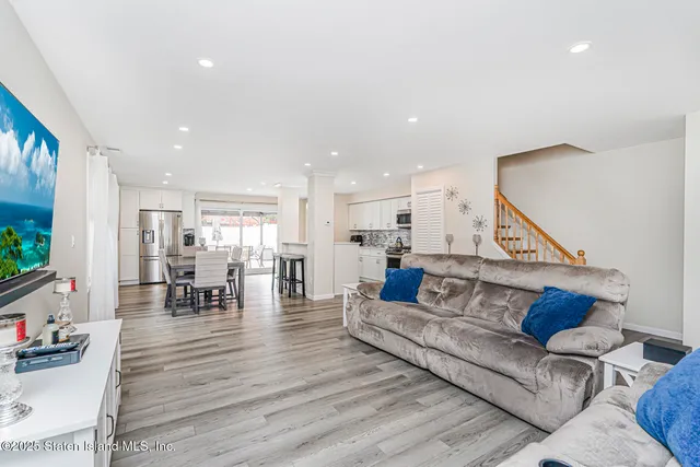 $649,999 | 22 Charleston Avenue | Rossville