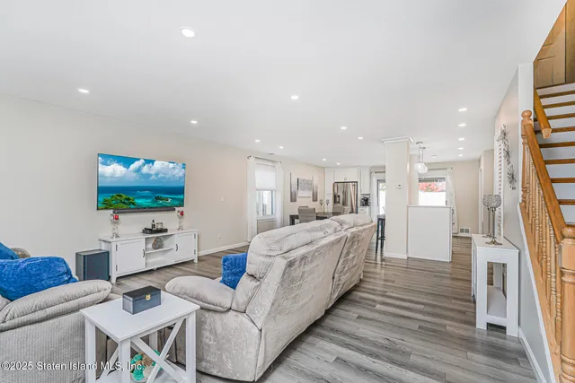 $649,999 | 22 Charleston Avenue | Rossville