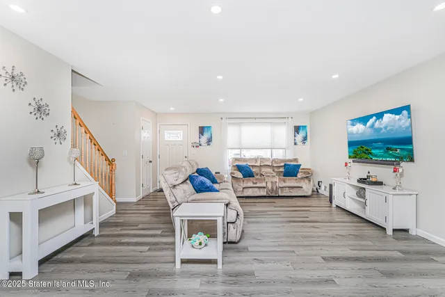 $649,999 | 22 Charleston Avenue | Rossville