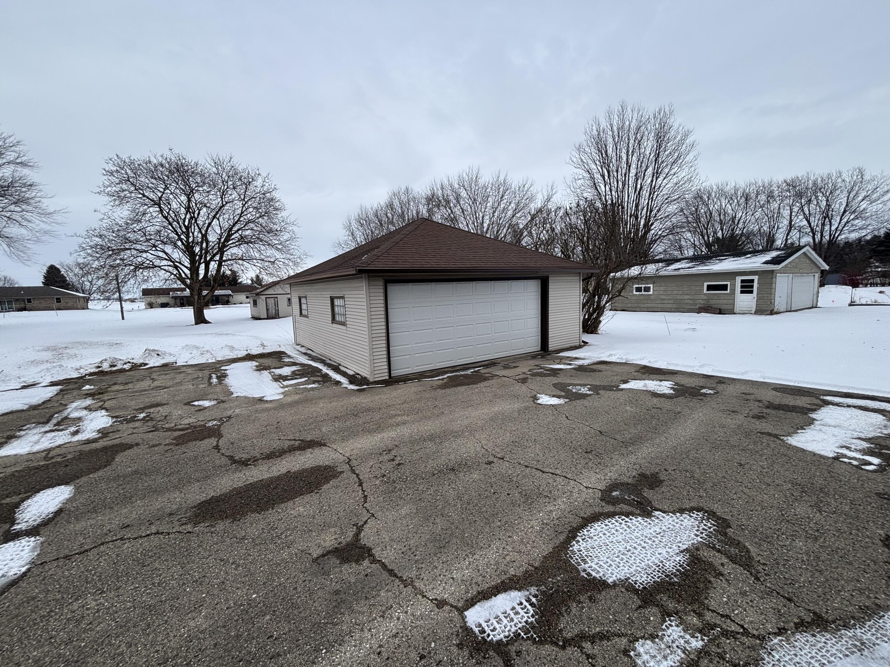 W3124 County Rd Y Leroy, WI 53050 - Photo 2 of 8 Garage