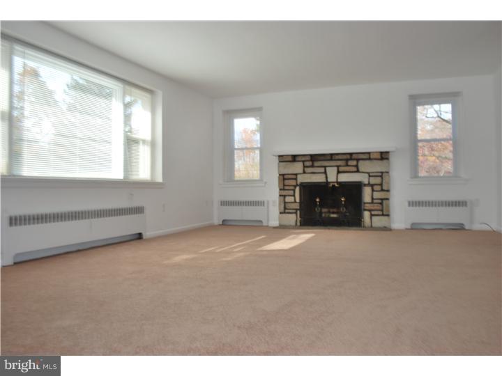855 Southampton Road Philadelphia, PA 19116 - Photo 4 of 18 Living Room