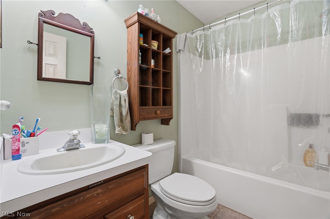 13125 Pearl Road Chardon, OH 44024 - Photo 24 of 48 upstairs hall
