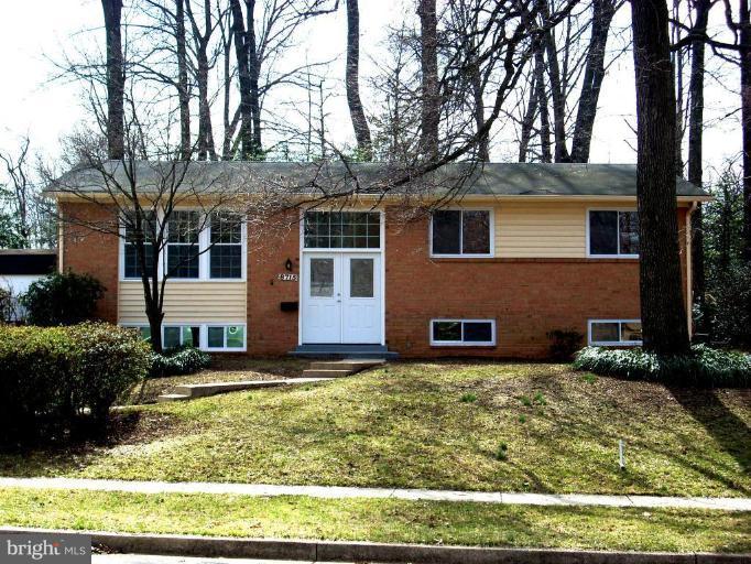 8715 Clydesdale Road Springfield, VA 22151 - Photo 2 of 19 front view of house with a yard