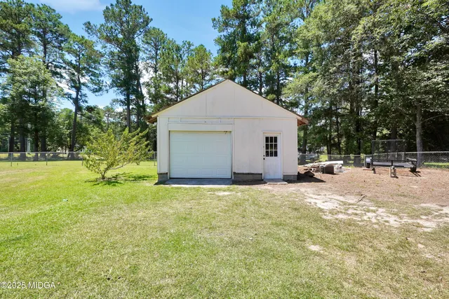a view of back yard of the house