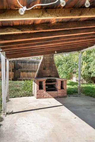 a view of entryway in front of house