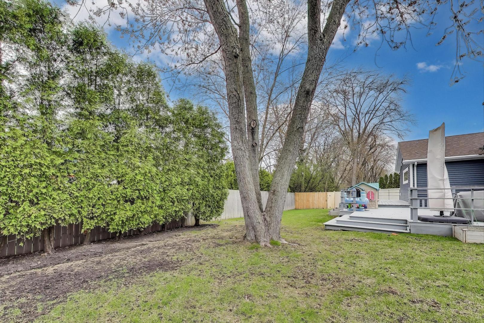 1344 Southwind Drive Northbrook, IL 60062 - Photo 34 of 39 a garden view with a seating space