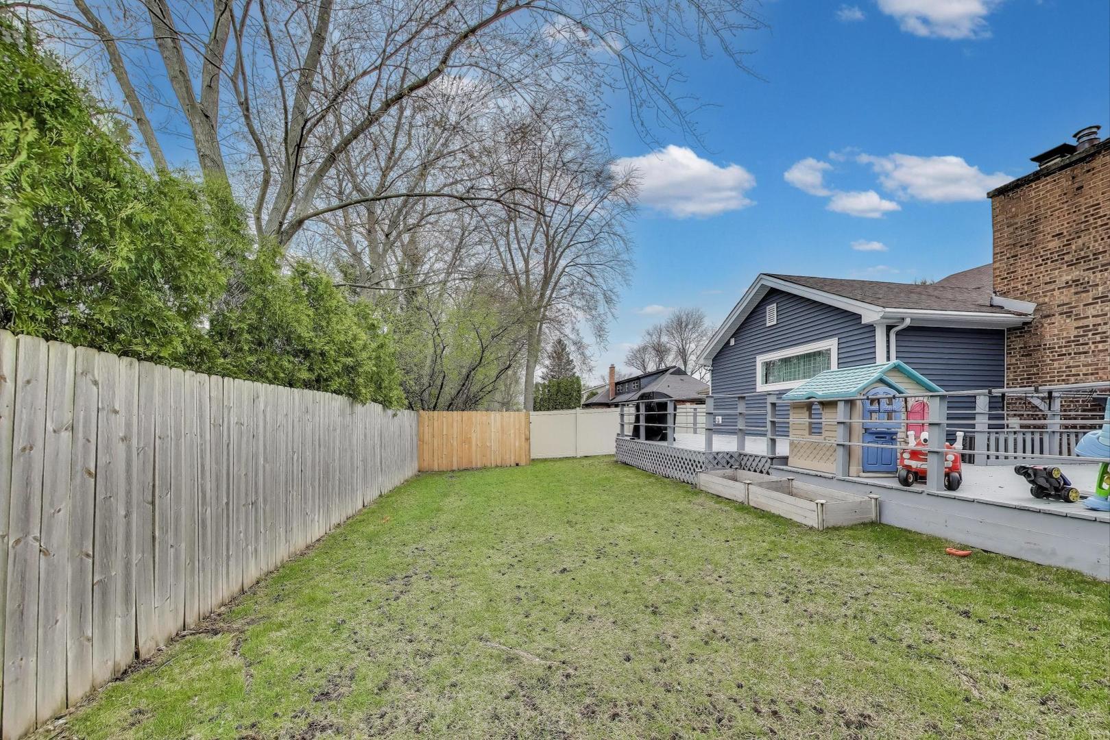 1344 Southwind Drive Northbrook, IL 60062 - Photo 35 of 39 a front view of house with yard and trees in the background