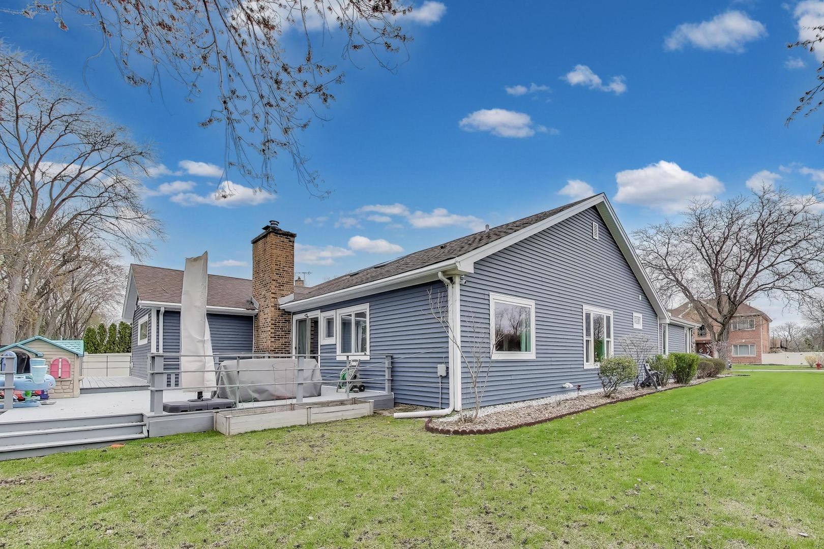 1344 Southwind Drive Northbrook, IL 60062 - Photo 36 of 39 a front view of a house with a garden